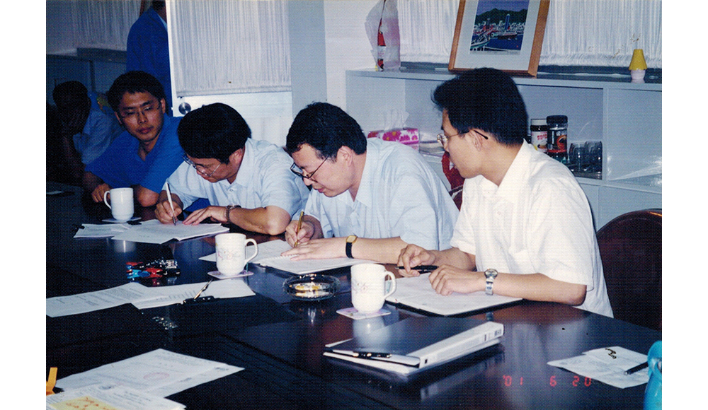 2001年6月，公司第一艘萬(wàn)噸級船舶交船儀式