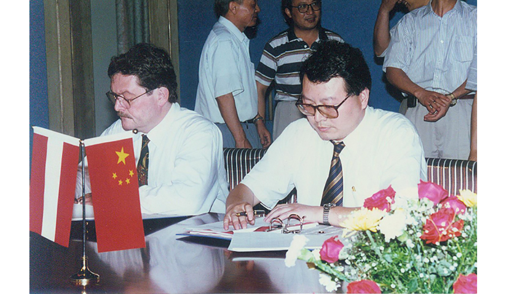 1996年，公司代理國風(fēng)塑業(yè)引進(jìn)奧地利格瑞納公司設備項目簽約儀式現場(chǎng)