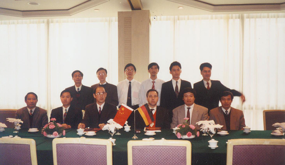1993年12月，公司代理海螺水泥廠(chǎng)進(jìn)口項目簽約儀式現場(chǎng)
