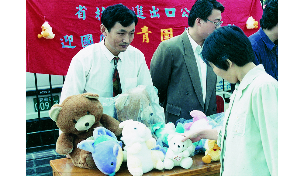 1988年，公司舉行慈善義賣(mài)活動(dòng)現場(chǎng)