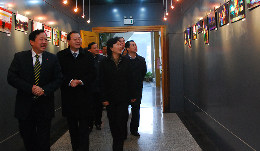 2011年2月，安徽省副省長(cháng)花建慧（前排右一）蒞臨我司視察指導