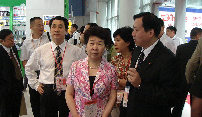 2006年10月，時(shí)任安徽省副省長(cháng)文海英（前排中）視察我司展位